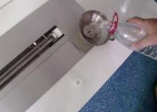 Påfyllning av automatisk bio brännare Påfyllning av bioetanol i automatisk bio brännare