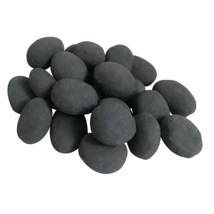Svarta stenar som dekoration i kamin.