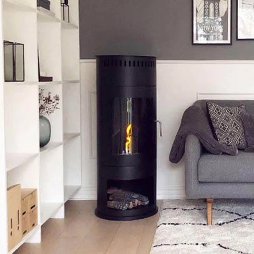 Etanolkamin i design som liknar en braskamin. Fristående etanolkamin vars design efterliknar en allmän braskamin. Denna kamine passar i både tradionella och moderna hem.