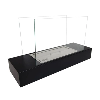 Svart etanolkamin i fristående design. Vacker fristående etanolkamin i svart. Kaminens design efterliknar en elegant, traditionell öppen spis.