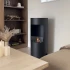 Fristående etanolkamin med svart design som en vedeldad spis