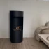 Fristående etanolkamin med svart design som en vedeldad spis