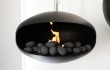 Svarta stenar som dekoration i kamin.